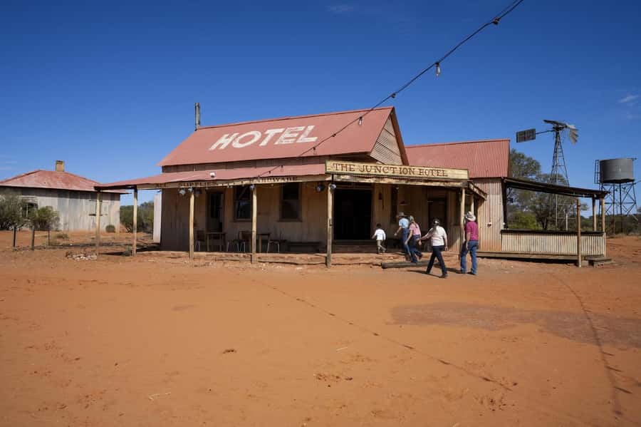 Alice Springs: Red Centre Journey Tour with Morning Tea - A quick morning route from Alice Springs