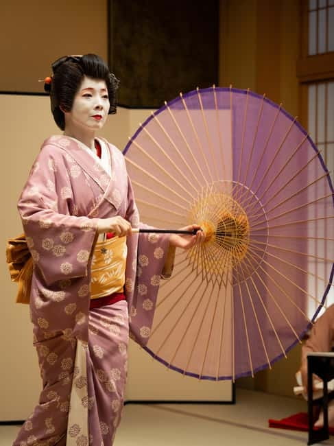 Asakusa: Geisha Performance and Tea House Experience - A graceful dance with live shamisen music