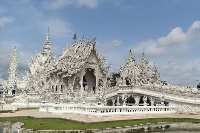 Best Places in Chiang Rai White, Blue, Big Buddha, Tea Plantation - Wat Huay Pla Kang and the giant Buddha