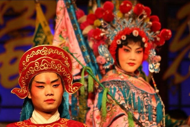 Chengdu Signature Opera Face Changing and Tea - What the performance feels like in practice