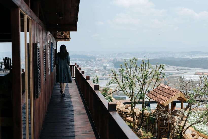 Da Lat: Sunrise Panorama, Green Tea Hill and Strawberry Farm - Breakfast and the view from Loi Cua Gio Café