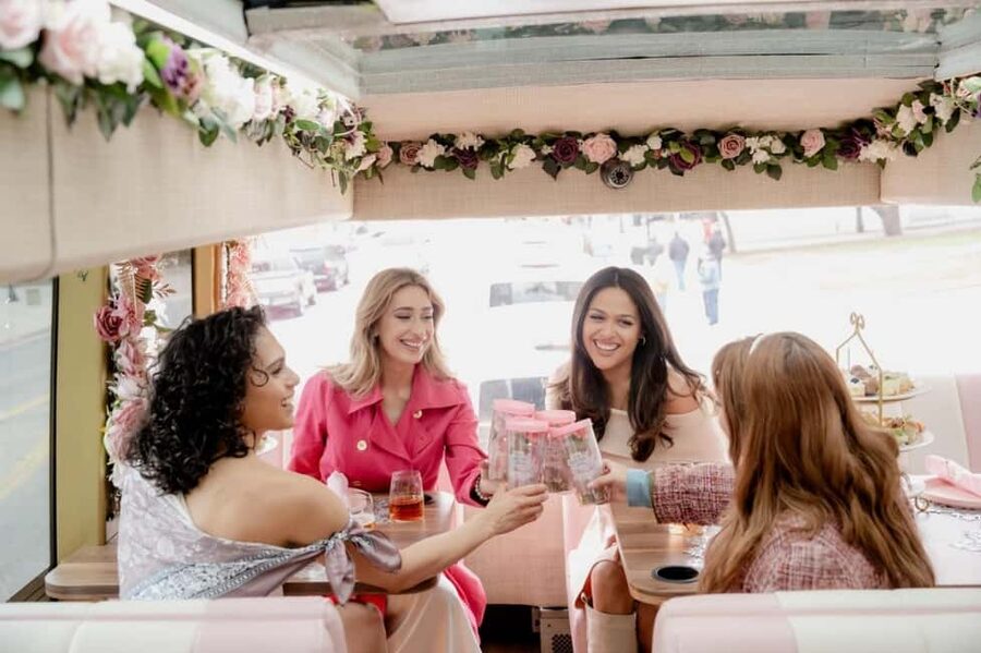 Dallas: Tea Around Town Bus Tour with Treats - Live commentary and the Dallas view