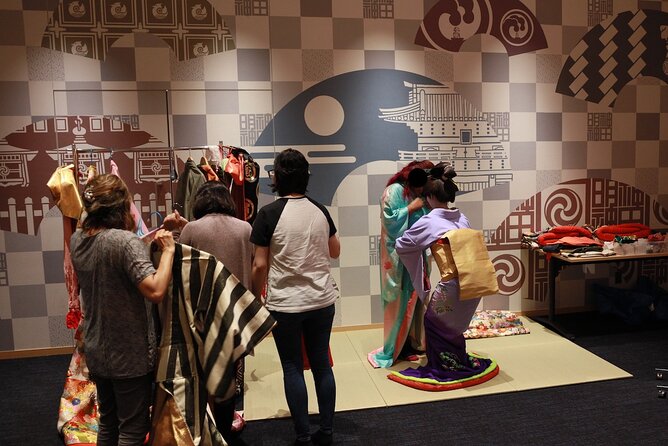 EDOCCO Tea House–A Quick Dive into Japanese Traditional Culture - Wearing a kimono for an Edo-style photo
