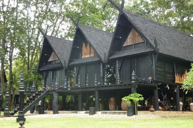 From Chiang Rai: 3 Temples, Golden Triangle Tour, Tea Plantation - Long Neck Karen Village and a Sensitive Stop