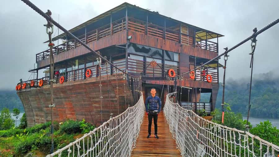 From Jakarta : White Crater , Pinisi Lake , Tea Plantation - Key points before you book