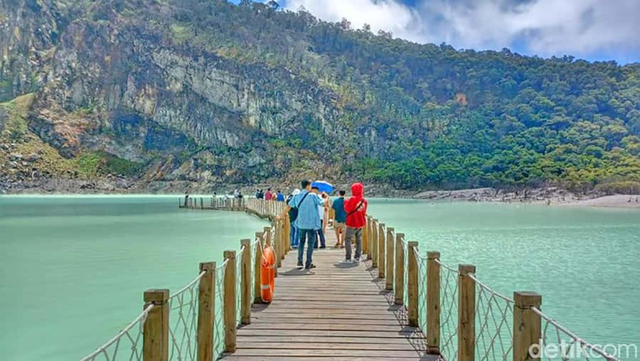 From Jakarta : White Crater , Pinisi Lake , Tea Plantation - Kawah Putih, a volcanic lake above Ciwidey