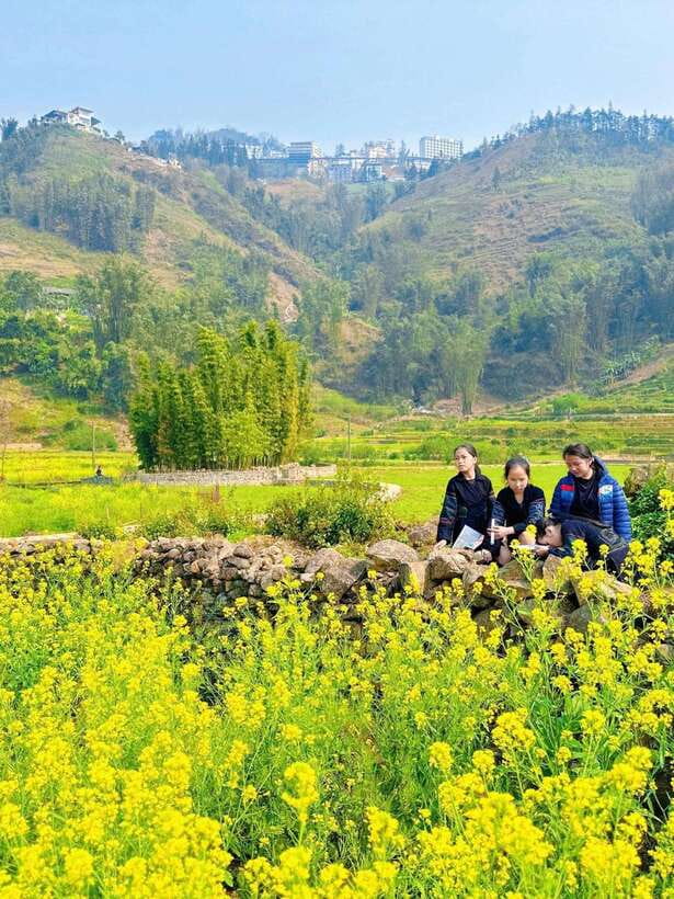 From Sapa: Cat Cat & Sin Chai Villages Private Trekking Tour - Lunch beside the river or with a local family