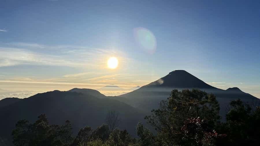 From Yogyakarta: Dieng Tour, Golden Sunrise & Tea Plantation - Sikunir Hill at sunrise