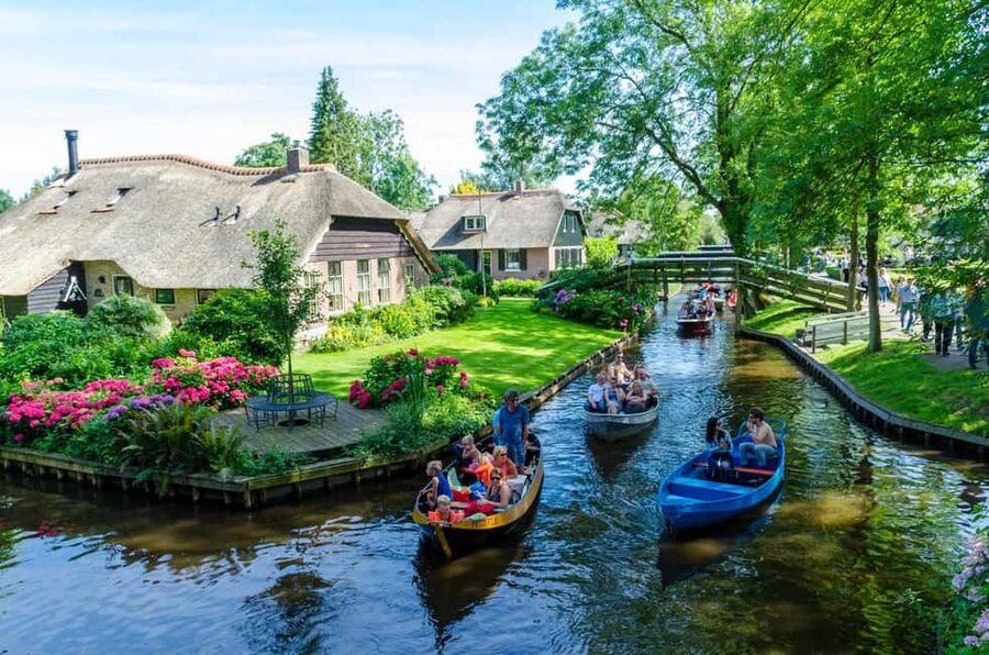 Giethoorn : 1 Hour Canal Cruise in Village With Coffee/Tea - The modern electric boat and its round tables