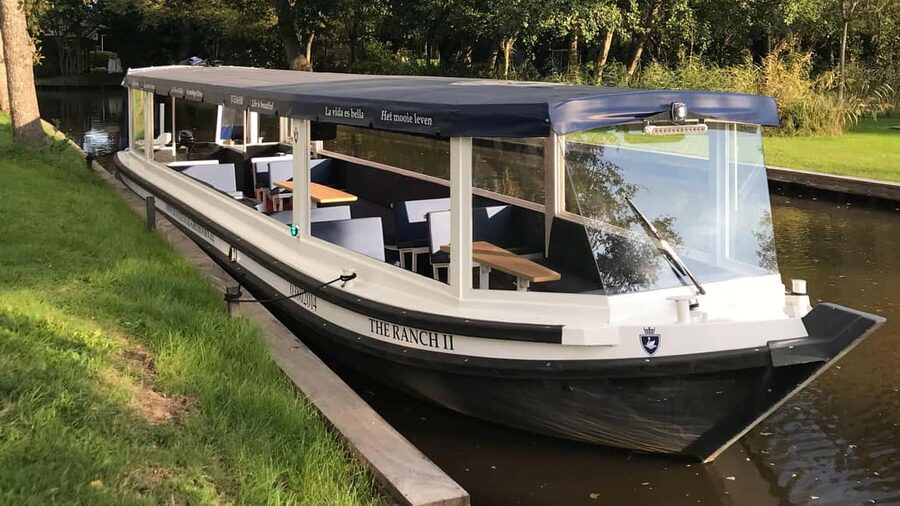 Giethoorn : 1 Hour Canal Cruise in Village With Coffee/Tea - The practical advantage of the village-center drop-off