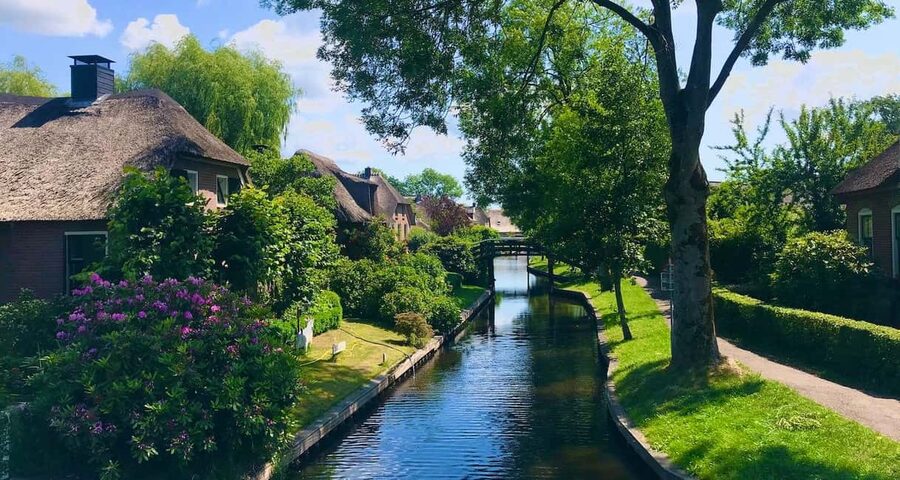 Giethoorn : 1 Hour Canal Cruise in Village With Coffee/Tea - Who will get the most from this cruise