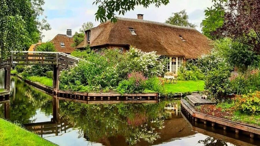 Giethoorn : 1 Hour Canal Cruise in Village With Coffee/Tea - From thatched canals to Lake Bovenwijde