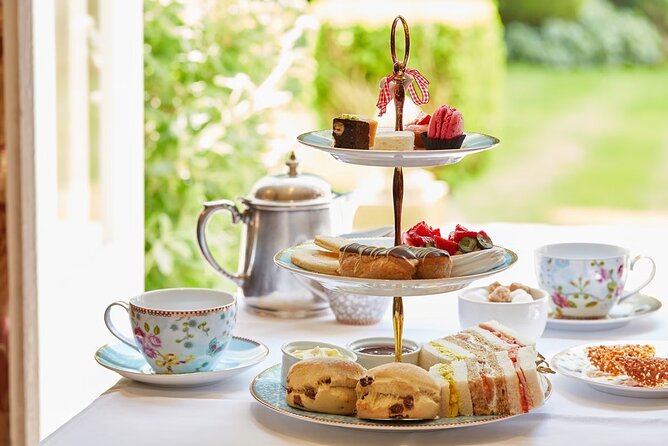 Hampton Court Guided Tour. Full day Access & High Tea - Entering Tudor Hampton Court Palace