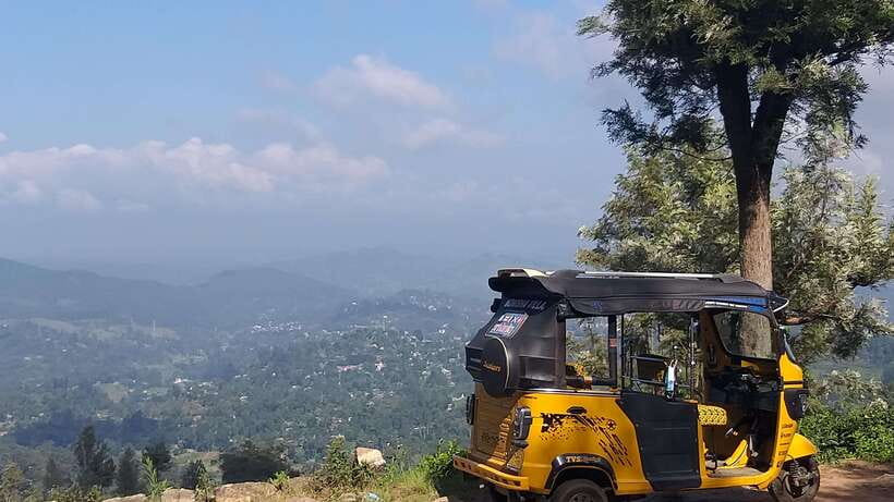 Haputale:Glorious Tuk Tuk Ride to Lipton'sSeat & Tea Factory - Meeting tea pluckers and trying the work