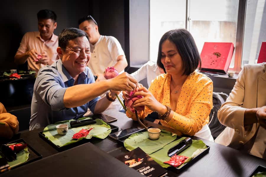 Ho Chi Minh City: Vietnamese Lotus Tea Culture Experience - Tasting Tay Ho Lotus Tea slowly