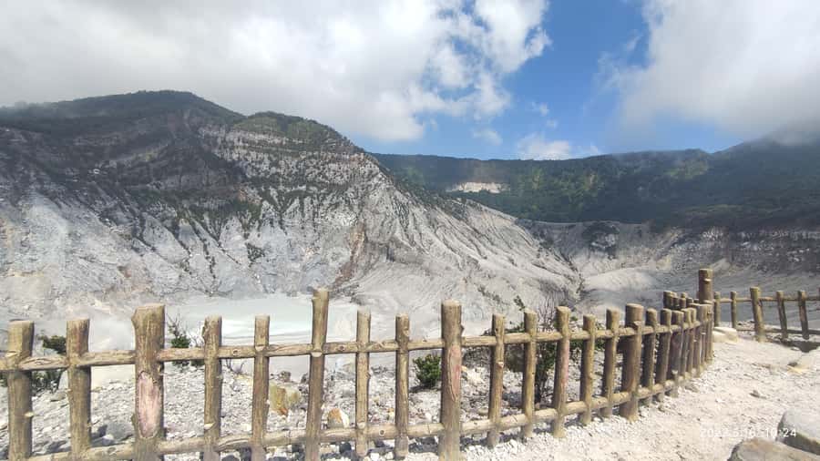 Jakarta :Volcano, HotSpring, Tea Factory, RiceField, &Coffee - Pineapple tasting and the first look at rural Subang