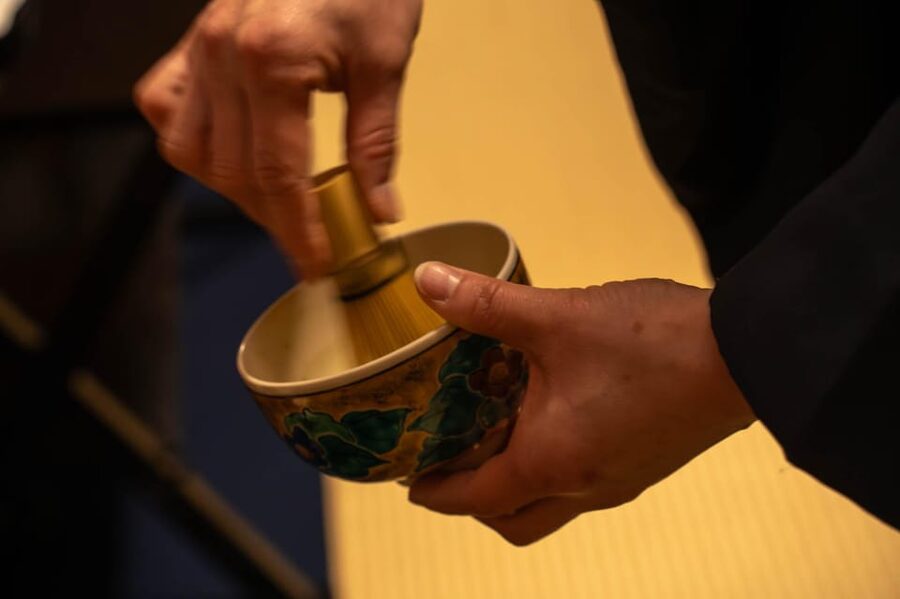 Kanazawa: Kenrokuen Tea Ceremony Experience - Sitting, age limits, and group manners