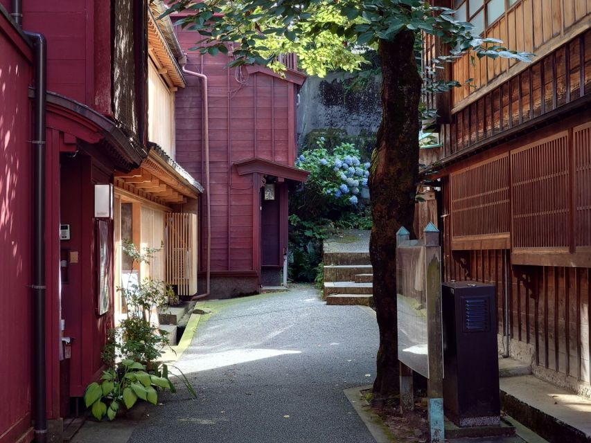 Kanazawa: Samurai, Matcha, Gardens and Geisha Full-Day Tour - Matcha at Gyokusen-an beside the castle walls