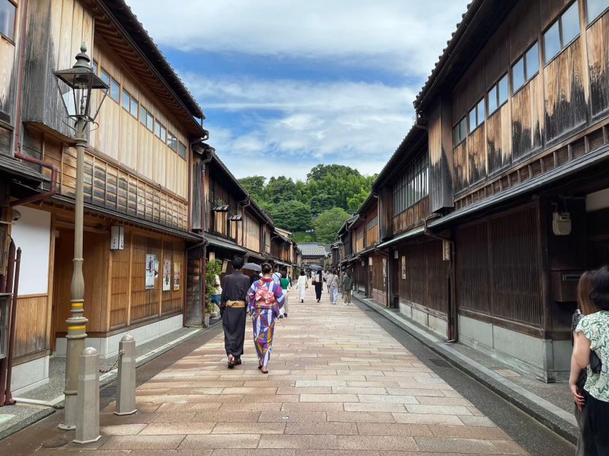 Kanazawa: Samurai, Matcha, Gardens and Geisha Full-Day Tour - Kenroku-en, one of Japan’s great strolling gardens