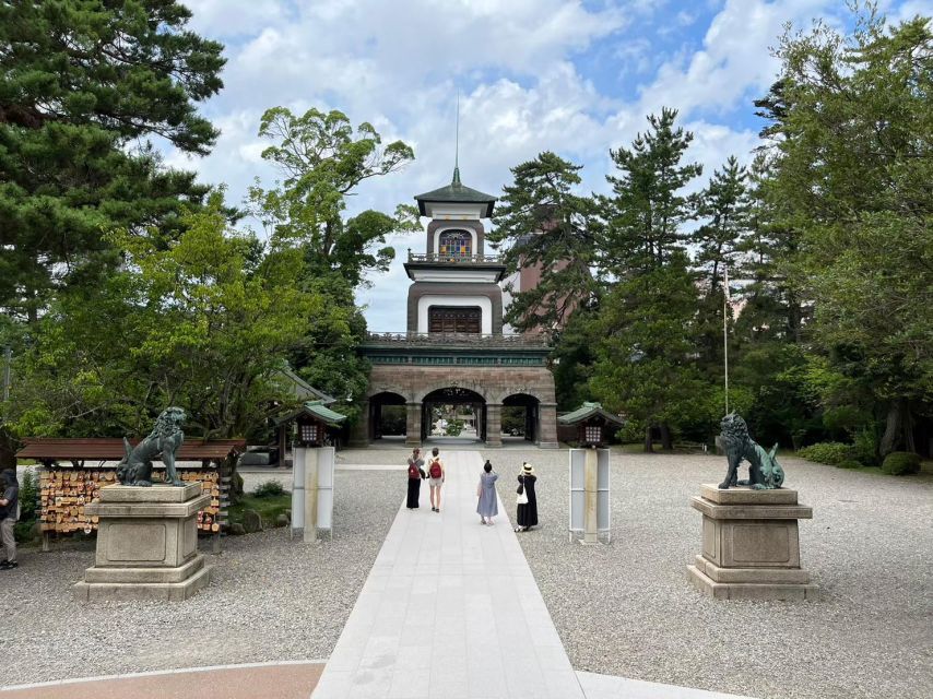Kanazawa: Samurai, Matcha, Gardens and Geisha Full-Day Tour - Starting at Kanazawa Station and finding the guide