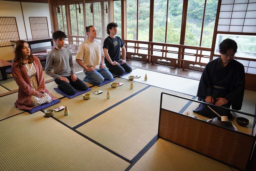 Kanazawa: Tea Ceremony Experience at Kenrokuen - Watching the ceremony before you take the whisk