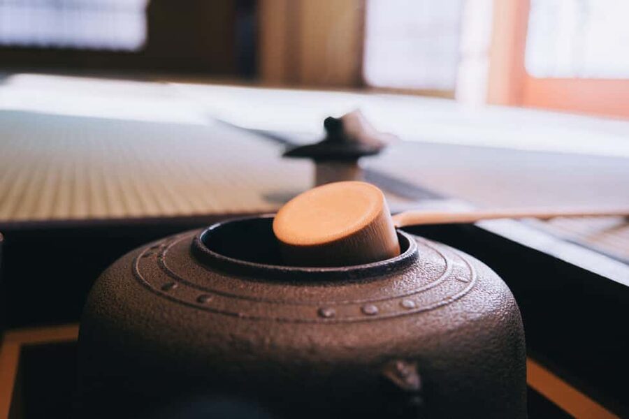 Kyoto: Kimono Tea Ceremony at Orizuruya Gion - From dressing room to quiet tea room