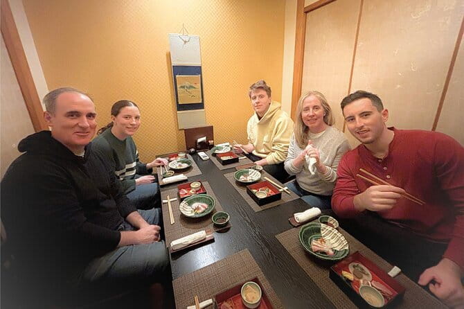Kyoto Local Gourmet Night Experience: Kaiseki & Izakaya & Matcha - Guides and the small-group atmosphere