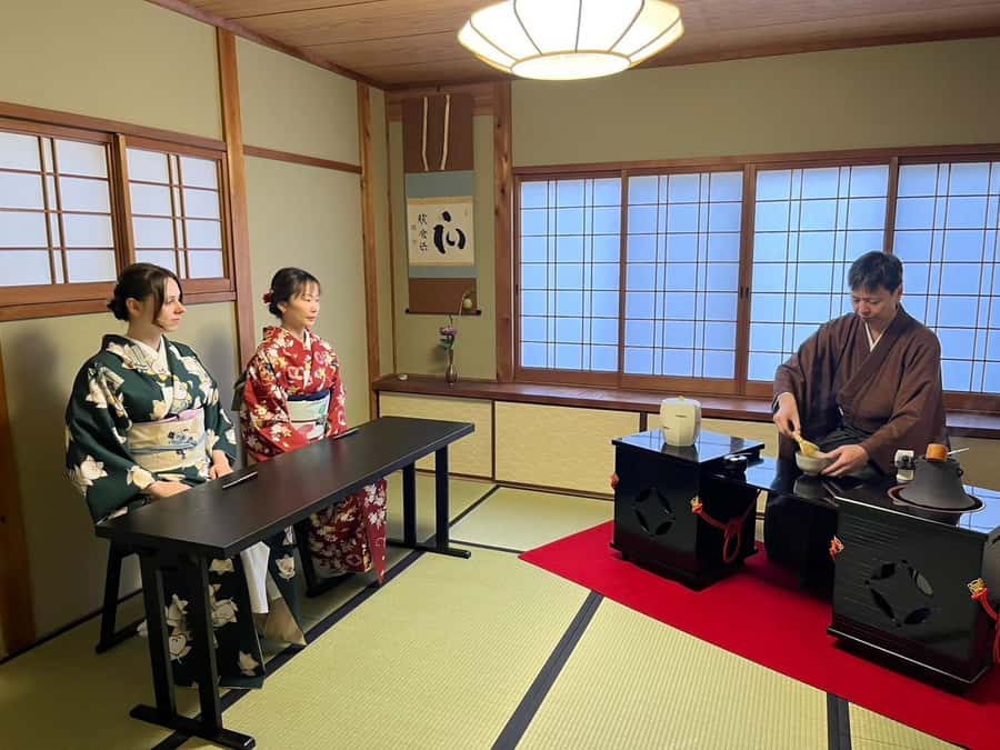 Kyoto Ninenzaka: Tea Ceremony in Old Townhouse with Chairs - Group size and the feel of the room