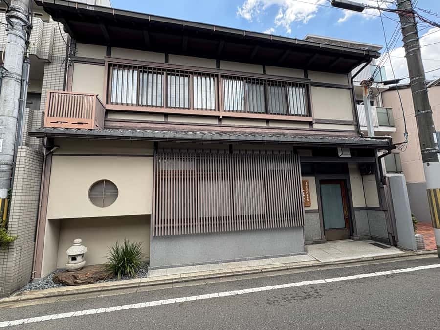 Kyoto: Tea Ceremony, in traditional Japan house (ENG/ES/NLD) - Whisking your own bowl of matcha
