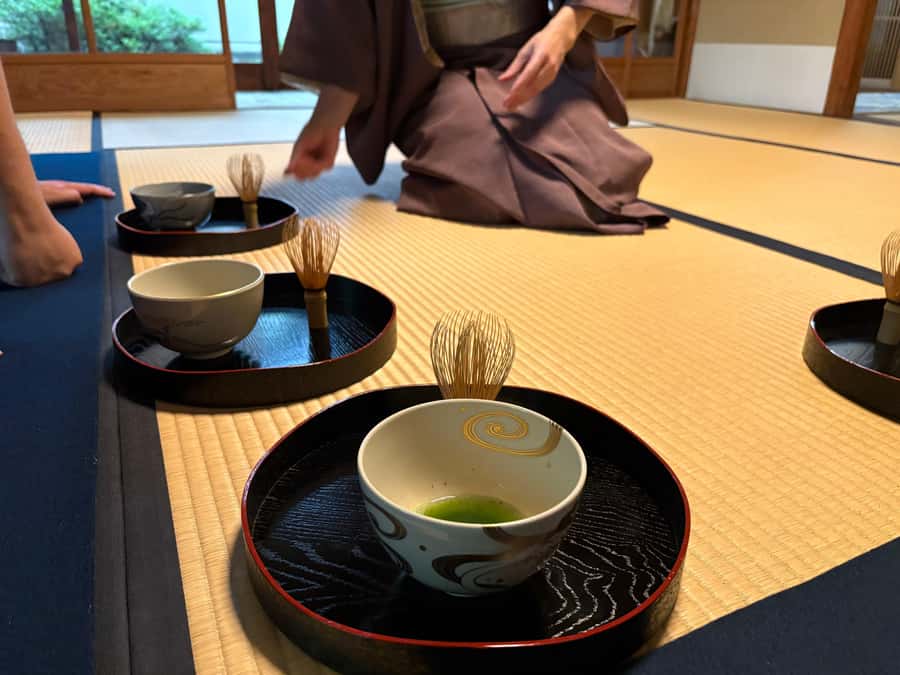 Kyoto: Tea Ceremony, in traditional Japan house (ENG/ES/NLD) - Watching the teacher prepare the tea