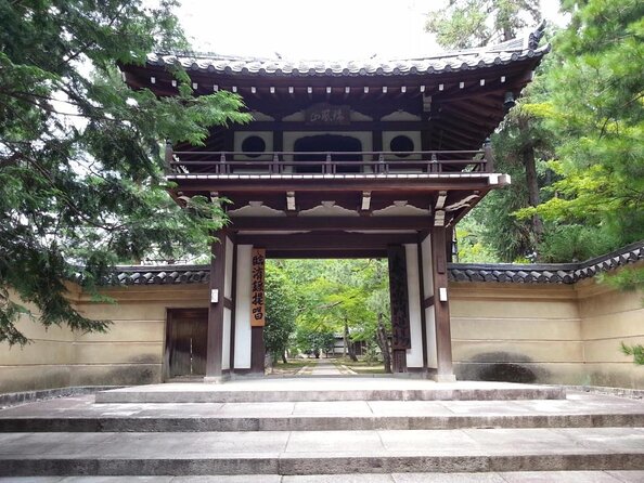 KYOTO Tea Ceremony with kimono near by Imamiya Jinjya Shrine - Choosing a Nishijin kimono and getting dressed