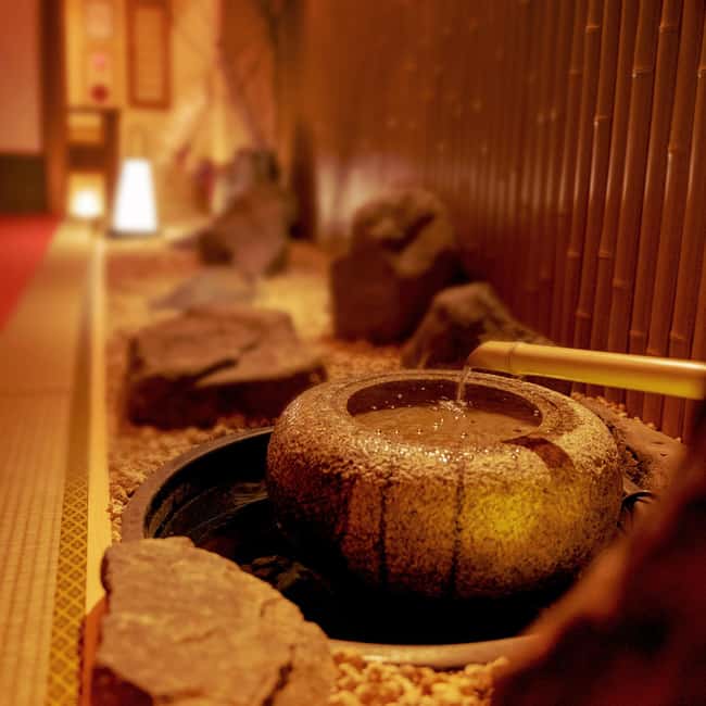 Kyoto: Wazuma Magic Show & Tea Ceremony - Entering the small Gion tea room