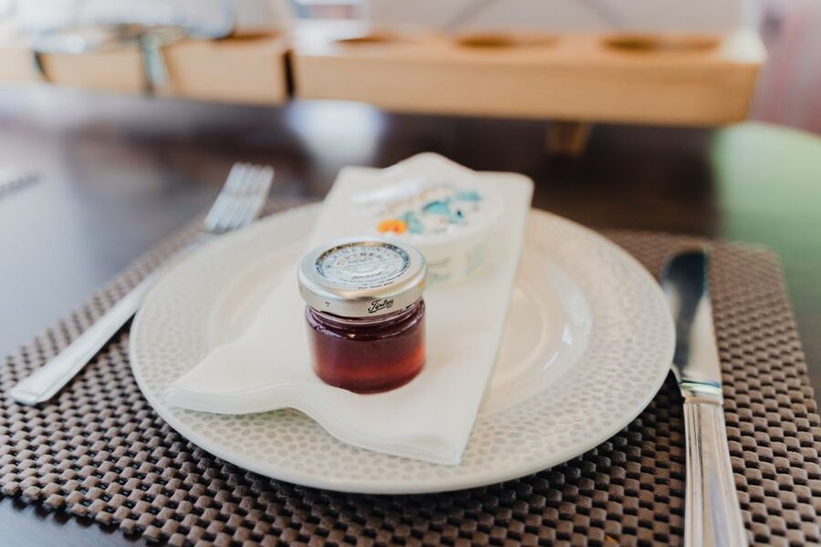 London: Afternoon Tea Bus with a Glass of Prosecco - Small details that make the outing work