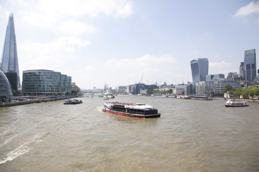 London: Afternoon Tea Cruise on the River Thames - Commentary, staff, and pace