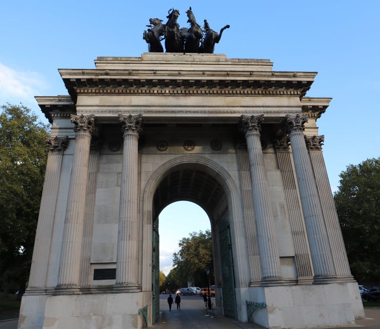 London: Buckingham Palace Walk & Tea at Kensington Palace - The red bus to Kensington Gardens