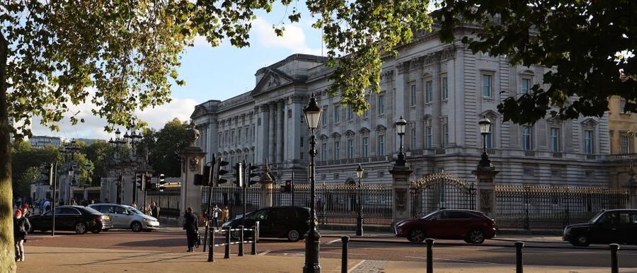 London: Buckingham Palace Walk & Tea at Kensington Palace - Diana’s memorials and the final royal setting