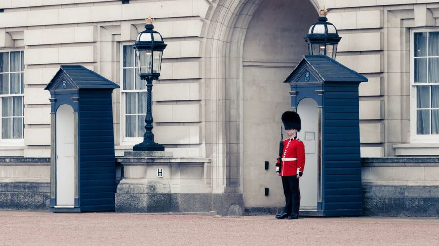 London: Buckingham Palace Walk & Tea at Kensington Palace - What the guide adds to the price
