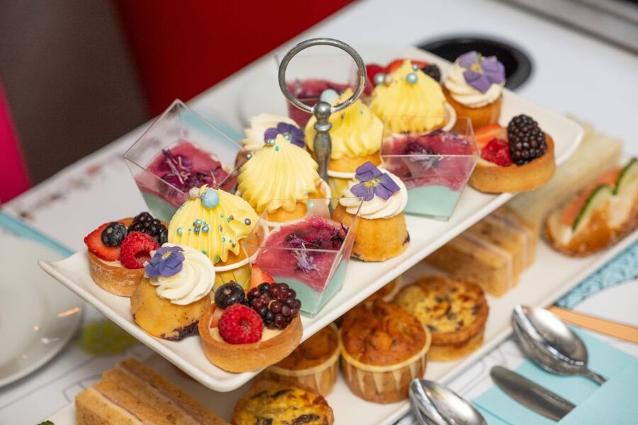 London: Gin and Afternoon Tea Bus Tour with Audio Guide - Who will enjoy this most