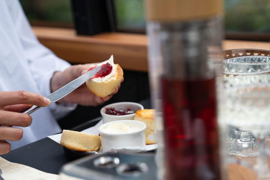 London: Traditional Afternoon Tea Tour in a Luxury Coach - Afternoon tea with London moving outside the window