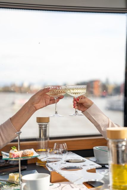 London: Traditional Afternoon Tea Tour in a Luxury Coach - Traffic, comfort, and the pace of the tour