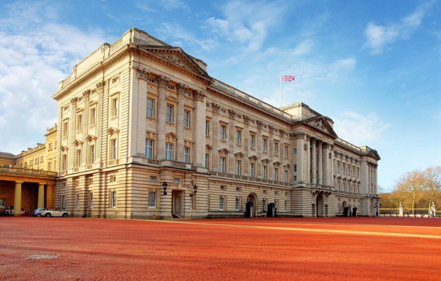 London Vintage Bus Tour and Cream Tea at Harrods - Who should book this experience