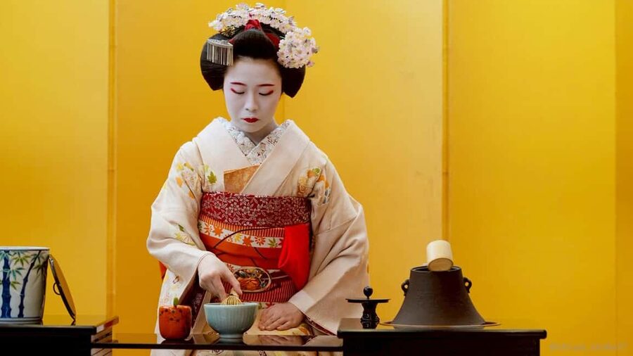 Maiko Dance and Tea Ceremony on a Noh Stage in Kyoto - Entering Kurochiku Tensho-kan and the Noh stage