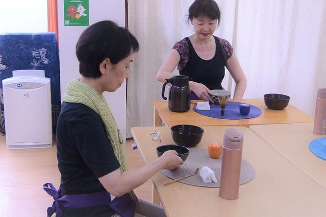 Matcha Making Experience in Shinjuku - A flower-decorated meeting point in Shinjuku