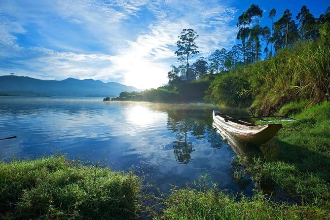 Nuwara Eliya Highlights: Waterfall, Tea & Picturesque Train Ride - The train from Nuwara Eliya toward Kandy
