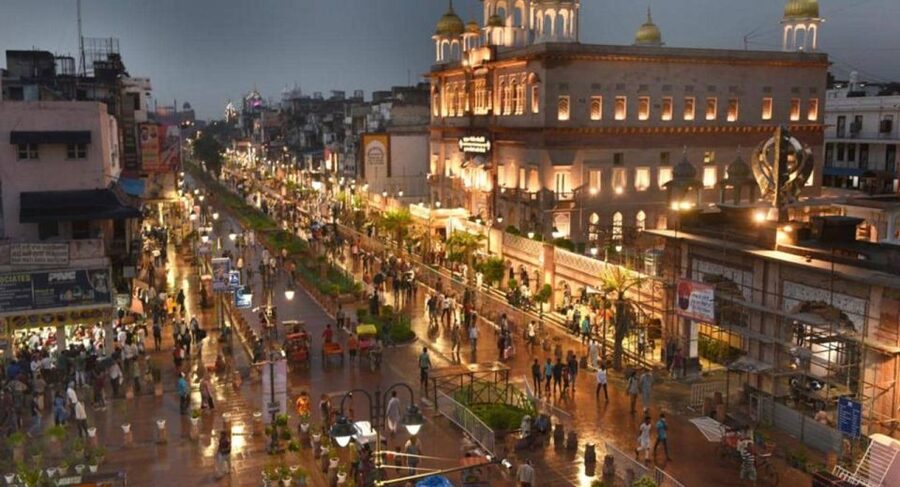 Old Delhi: Chandni Chowk Tour with Tuk Tuk Tea and snacks - Meeting near the Red Fort and getting your bearings