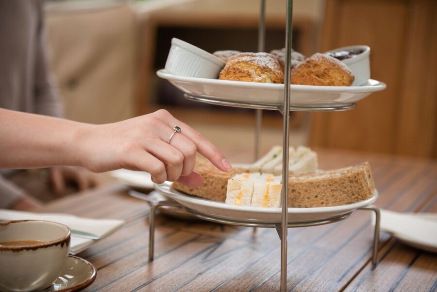 Oxford: Sightseeing River Cruise with Afternoon Tea - Afternoon tea served on a moving river