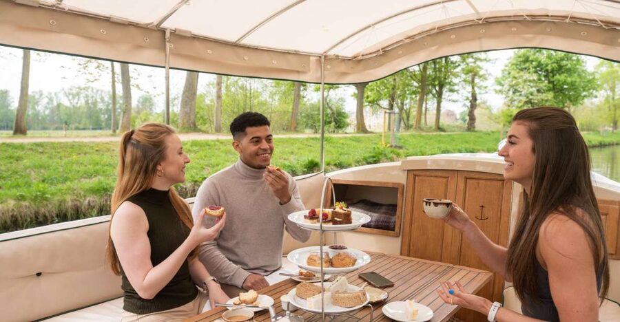 Oxford: Sightseeing River Cruise with Afternoon Tea - What the boat is like in cool or changeable weather