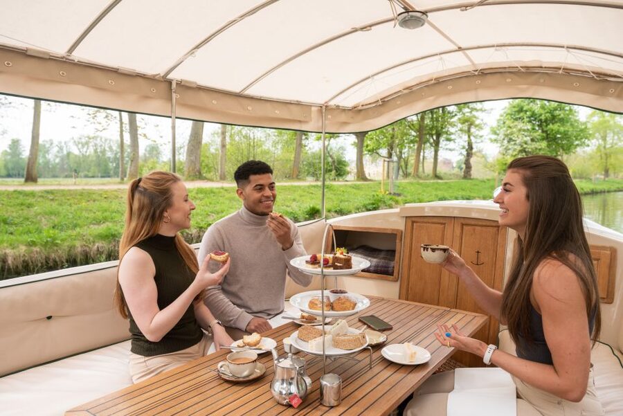 Oxford: Sightseeing River Cruise with Afternoon Tea - Rowers, punts, and the pleasure of Oxford at play