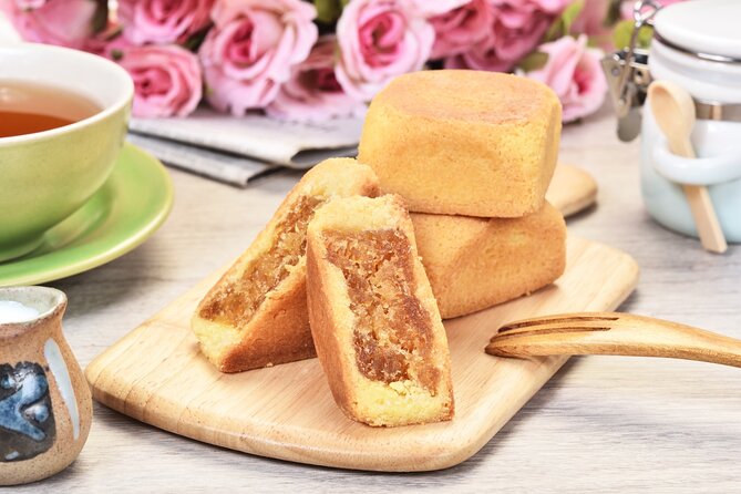 Pineapple Pastry with Egg Yolk, Longan Cake, High Mountain Oolong Tea. Taiwan Traditional Dessert Experience-D (Taipei Cooking Class) - Making Taiwan’s pineapple pastry from the filling up