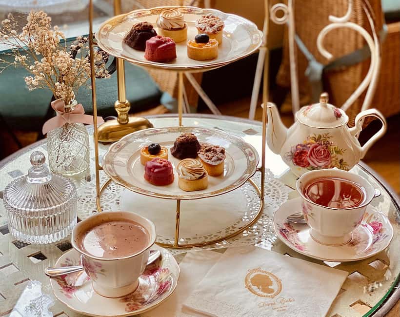 Rouen: French-style tea time at Dame Cakes - A small setting with a personal feel